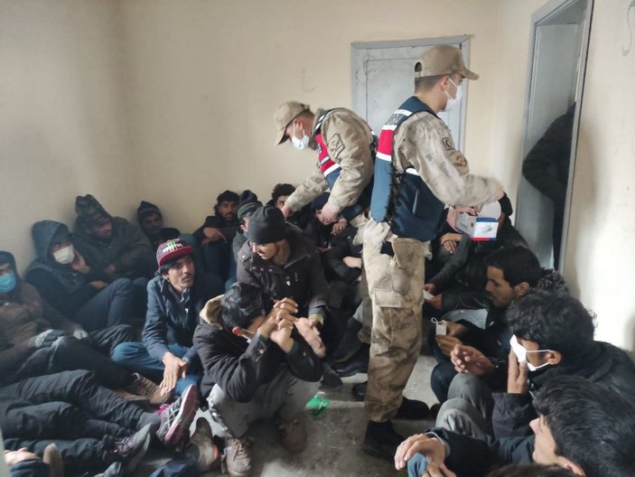 TIR'ın dorsesinde 88 kaçak göçmen yakalandı -1