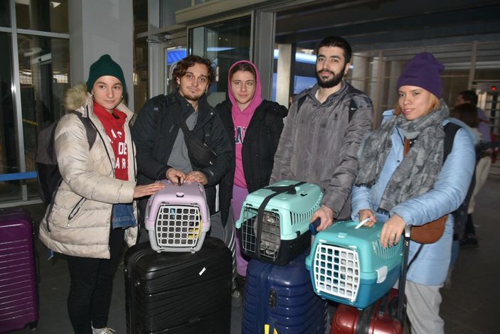 Ukrayna'dan tahliye edilen öğrenciler, evcil hayvanlarıyla birlikte geldi -4