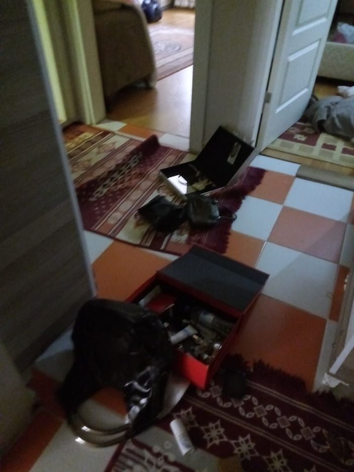 d Büyükçekmece'de hırsızlık yaptıkları evi darmadağın ettiler -3