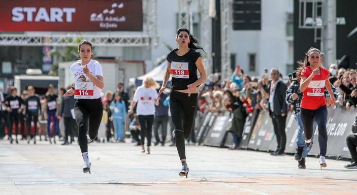 Kadınlar topuklu ayakkabılarıyla yarıştı -4