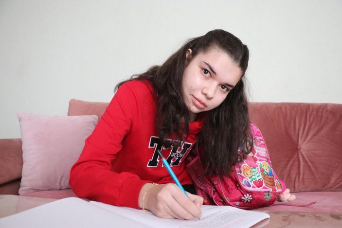 d 14 yıl önce ikizi ile oynarken başından vurulan Kübra, hayata sarıldı -1