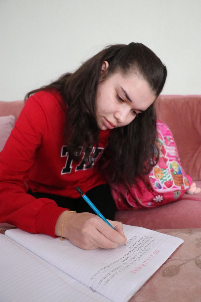 14 yıl önce ikizi ile oynarken başından vurulan Kübra, hayata sarıldı -6