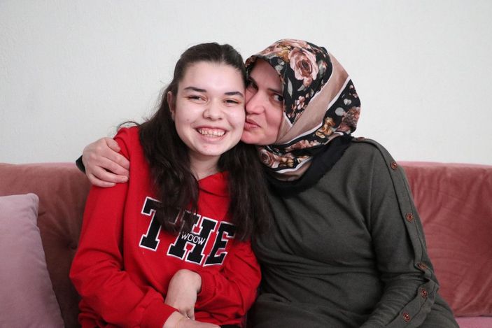 14 yıl önce ikizi ile oynarken başından vurulan Kübra, hayata sarıldı -4