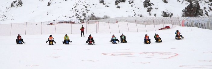 Erciyes'te eşler arası 'Artık çekilmez oldun' kızak yarışması  -3