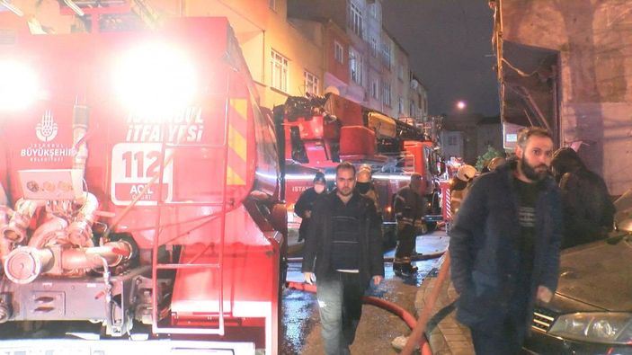 Esenler'de çatı katında çıkan yangın: 3 bina hasar gördü