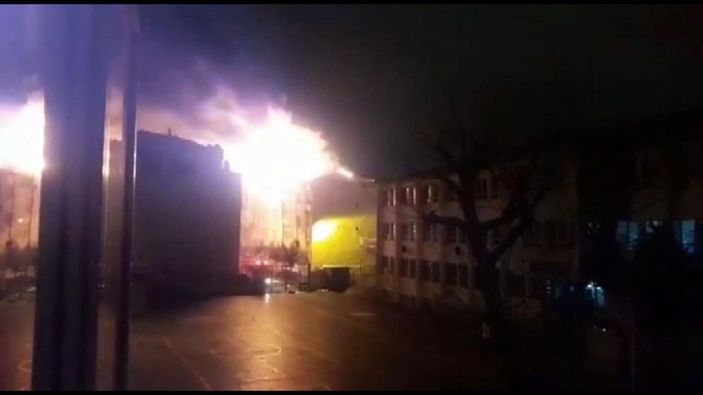 Esenler'de çatı katında çıkan yangın: 3 bina hasar gördü