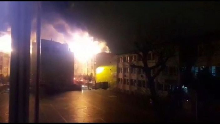 Esenler'de çatı katında çıkan yangın: 3 bina hasar gördü