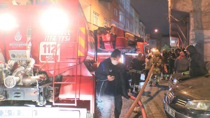 Esenler'de çatı katında çıkan yangın: 3 bina hasar gördü