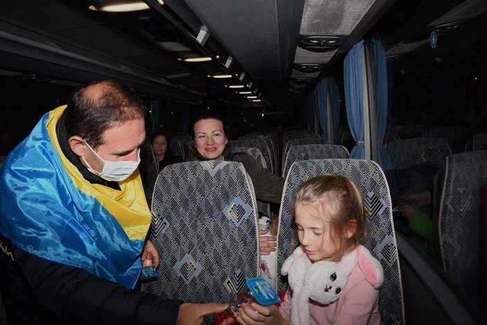 Savaştan kaçan 97 Ukraynalı kadın ve çocuk, Kuşadası'na getirildi