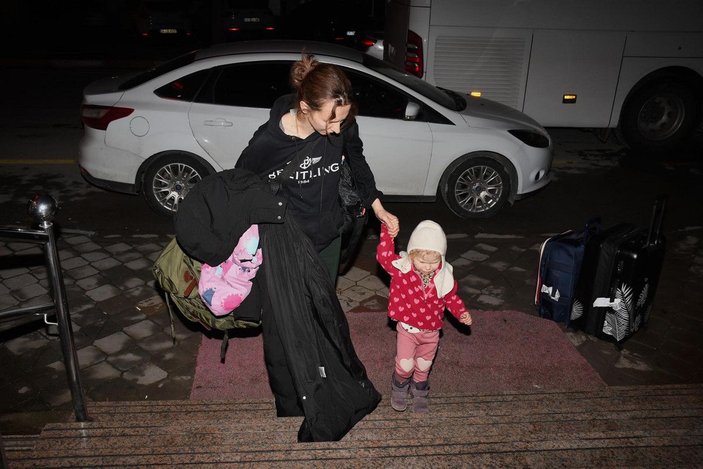 Savaştan kaçan 97 Ukraynalı kadın ve çocuk, Kuşadası'na getirildi