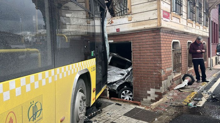 Beykoz'da İETT otobüsü 4 otomobile çarptı -1 -2