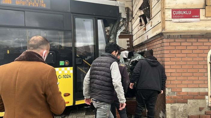 Beykoz'da İETT otobüsü 4 otomobile çarptı -1 -3