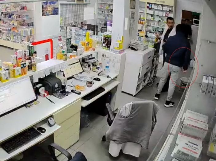 Bıçaklı soyguncuyu etkisiz hale getiren eczacı: Şaka zannettim -1