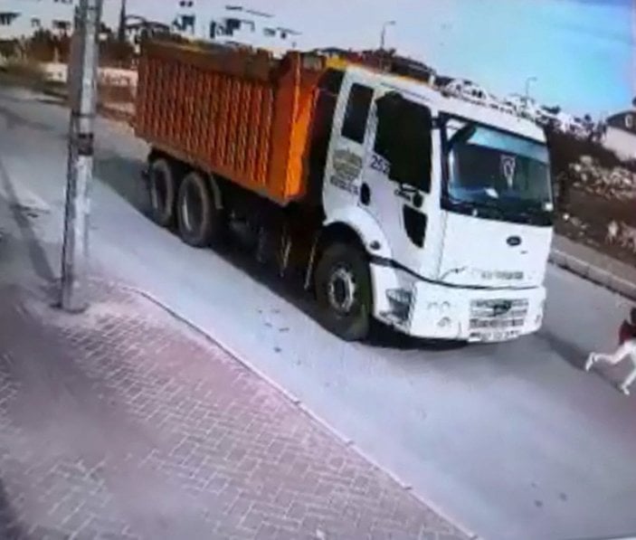 Köpekten kaçarken kamyonun çarptığı Mahra için kritik 72 saat -4