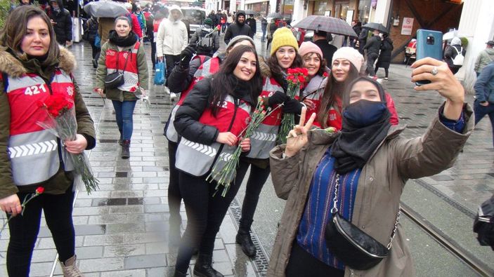Kadın polisler Taksim'de çiçek dağıttı  -9