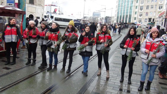 Kadın polisler Taksim'de çiçek dağıttı  -6