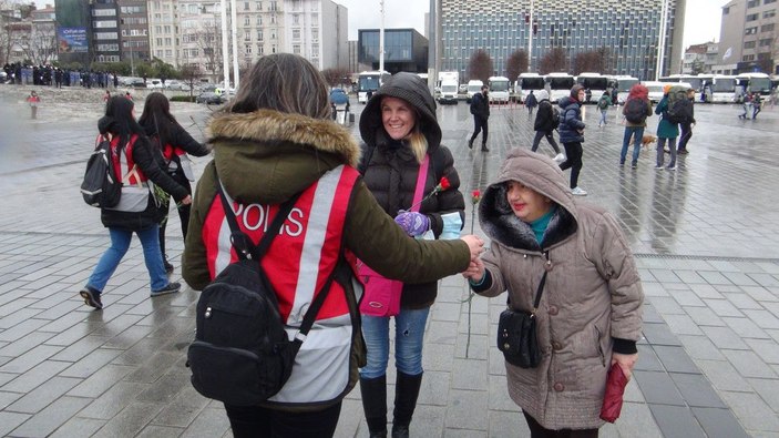 Kadın polisler Taksim'de çiçek dağıttı  -4