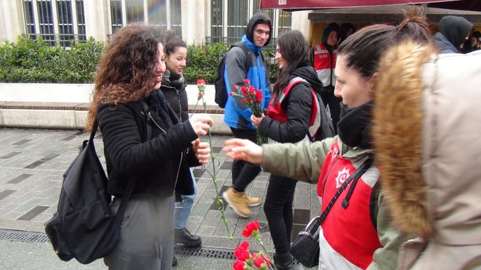Kadın polisler Taksim'de çiçek dağıttı  -7
