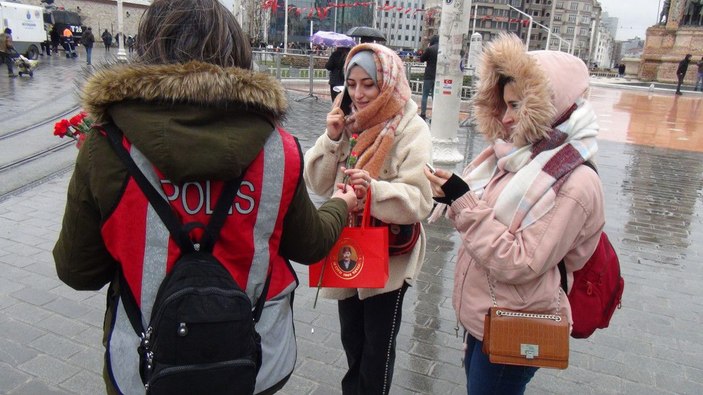 Kadın polisler Taksim'de çiçek dağıttı  -5