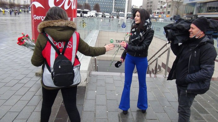 Kadın polisler Taksim'de çiçek dağıttı  -2
