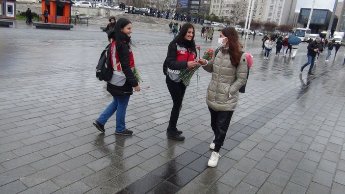 Kadın polisler Taksim'de çiçek dağıttı  -3