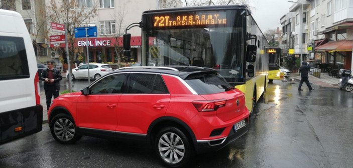 Bakırköy'de İETT otobüsü çarptığı otomobili önünde sürükledi -4