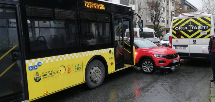 Bakırköy'de İETT otobüsü çarptığı otomobili önünde sürükledi -1