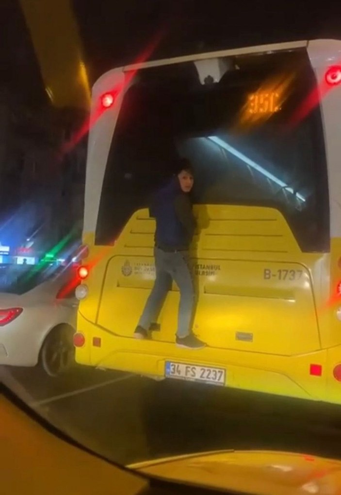 Beyoğlu'nda İETT otobüsünün arkasında 'örümcek adam' yolculuğu -3