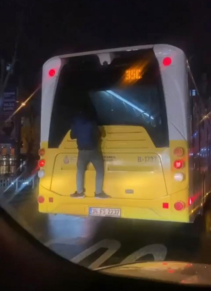 Beyoğlu'nda İETT otobüsünün arkasında 'örümcek adam' yolculuğu -4