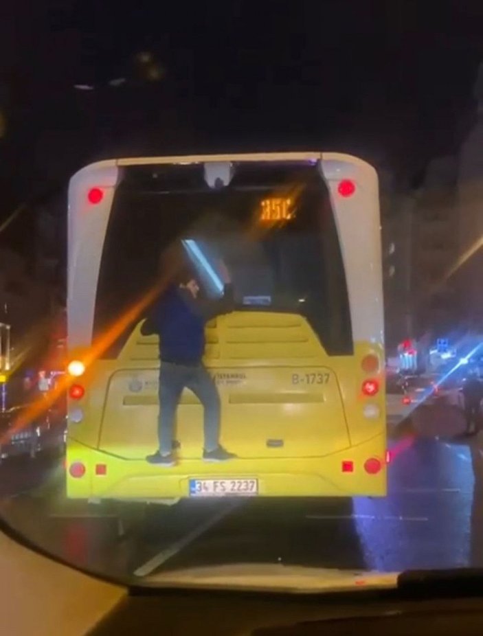 Beyoğlu'nda İETT otobüsünün arkasında 'örümcek adam' yolculuğu -1