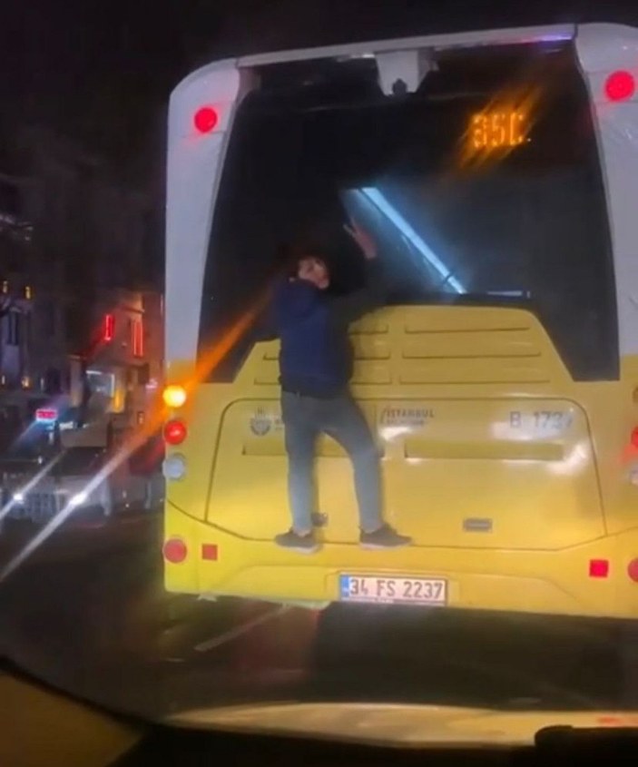 Beyoğlu'nda İETT otobüsünün arkasında 'örümcek adam' yolculuğu -2