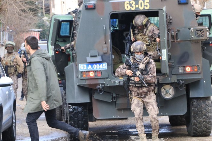 Polisin 'dur' ihtarında bulunduğu şüpheliler ateş açtı: 1 şehit, 1 yaralı (2) -8