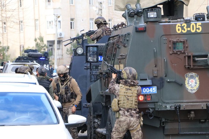 Polisin 'dur' ihtarında bulunduğu şüpheliler ateş açtı: 1 şehit, 1 yaralı (2) -10