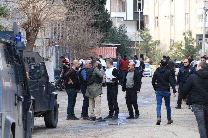 Polisin 'dur' ihtarında bulunduğu şüpheliler ateş açtı: 1 şehit, 1 yaralı (2) -1