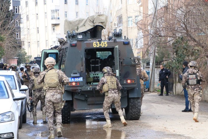 Polisin 'dur' ihtarında bulunduğu şüpheliler ateş açtı: 1 şehit, 1 yaralı (2) -9
