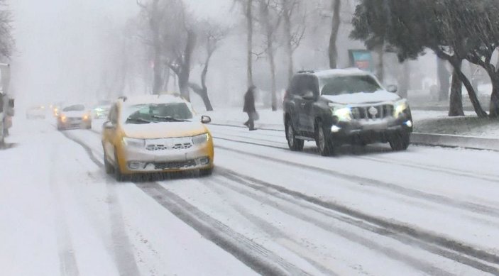 Beşiktaş'ta kar bastırdı, sürücüler zor anlar yaşadı -3