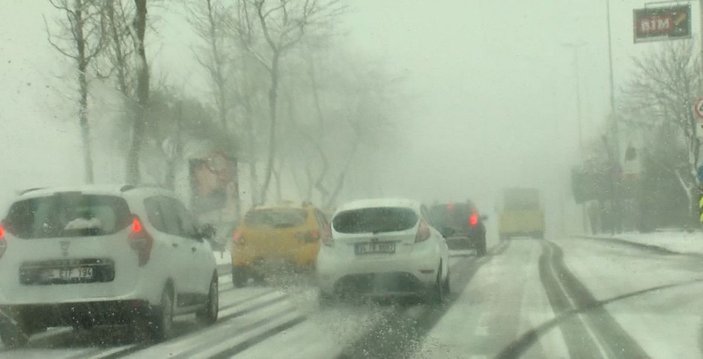 Beşiktaş'ta kar bastırdı, sürücüler zor anlar yaşadı -1