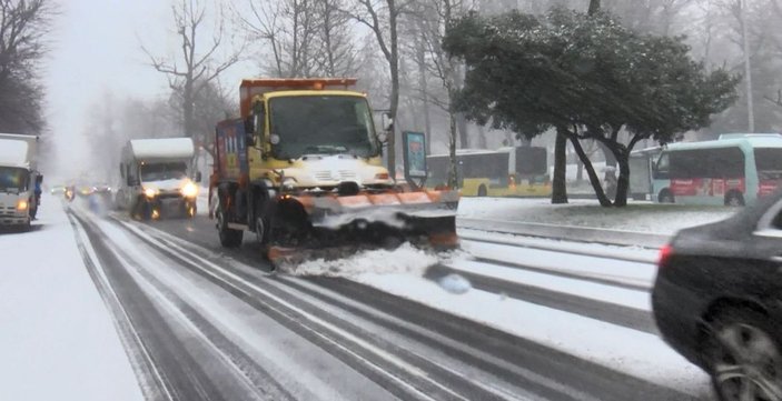 Beşiktaş'ta kar bastırdı, sürücüler zor anlar yaşadı -5