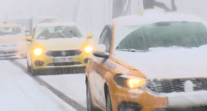 Beşiktaş'ta kar bastırdı, sürücüler zor anlar yaşadı -4
