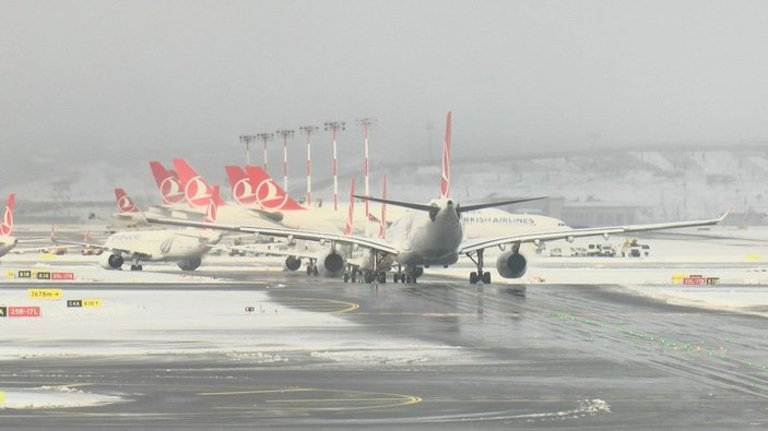 İstanbul Havalimanı'nda karla mücadele: Uçuşlarda aksama yok -1