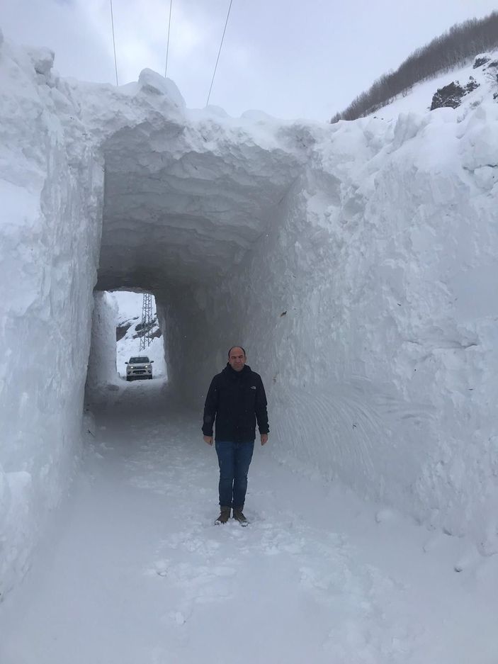 Kar kütlesinin içerisinden açılan tünelle ulaşım sağlandı -3