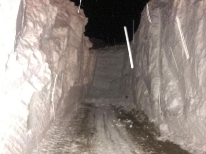 Kar kütlesinin içerisinden açılan tünelle ulaşım sağlandı -4