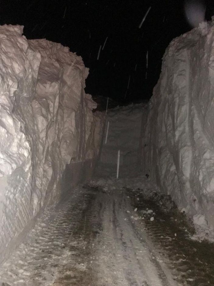 Kar kütlesinin içerisinden açılan tünelle ulaşım sağlandı -5