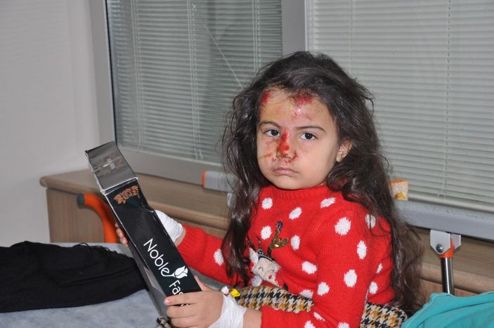 Polis memuru, Aysima'yı otomobilin altında kalmaktan kurtardı, kendisi yaralandı -4