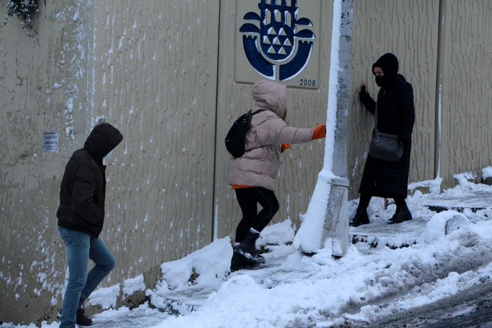 Kağıthane'de ara sokaklardaki sürücüler ve yayaların zor anları kamerada -3