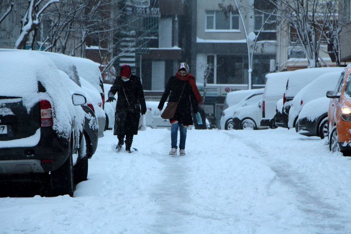 Kağıthane'de ara sokaklardaki sürücüler ve yayaların zor anları kamerada -10