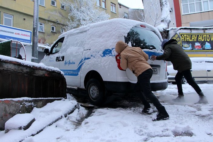 Kağıthane'de ara sokaklardaki sürücüler ve yayaların zor anları kamerada -1