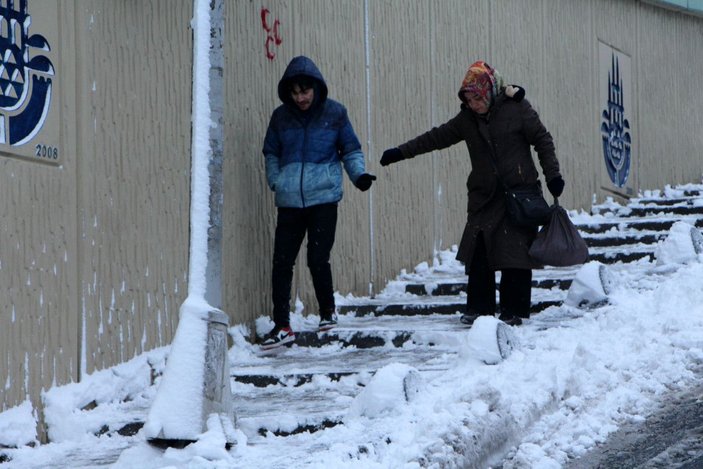 Kağıthane'de ara sokaklardaki sürücüler ve yayaların zor anları kamerada -4