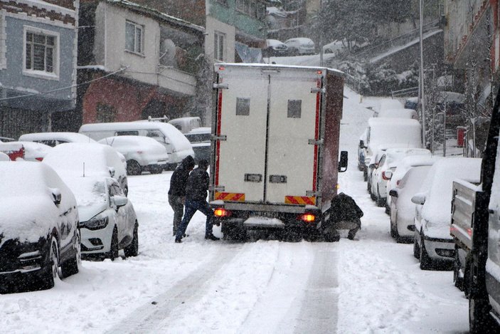 Kağıthane'de ara sokaklardaki sürücüler ve yayaların zor anları kamerada -8