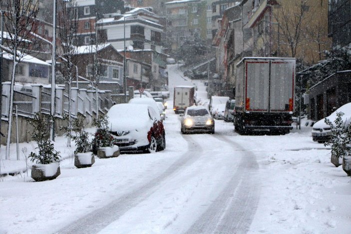 Kağıthane'de ara sokaklardaki sürücüler ve yayaların zor anları kamerada -7